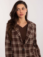 Brązowa marynarka w kratę z zapięciem na guzik