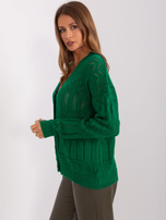 Dunkelgrüner Damenpullover mit Knöpfen.