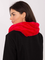 Czerwony przyjemny w dotyku komin