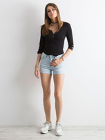 Blaue Denim-Shorts mit umgeschlagenen Beinen.