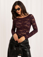 Dunkellila Spitzenbluse mit U-Boot-Ausschnitt.