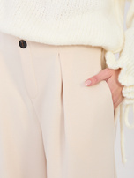 Jasnobeżowe dresowe spodnie z ozdobnym guzikiem