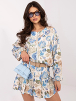 Niebieska przejściowa kurtka w kwiaty