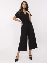 Schwarzer Jumpsuit mit Wickelausschnitt.
