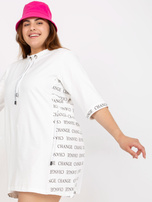 Bílá mini šaty plus size s nápisy.