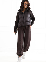 Čokoládová péřová bunda s límcem.