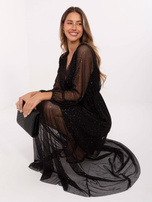 Schwarzes Abendkleid mit gebundenem Gürtel.