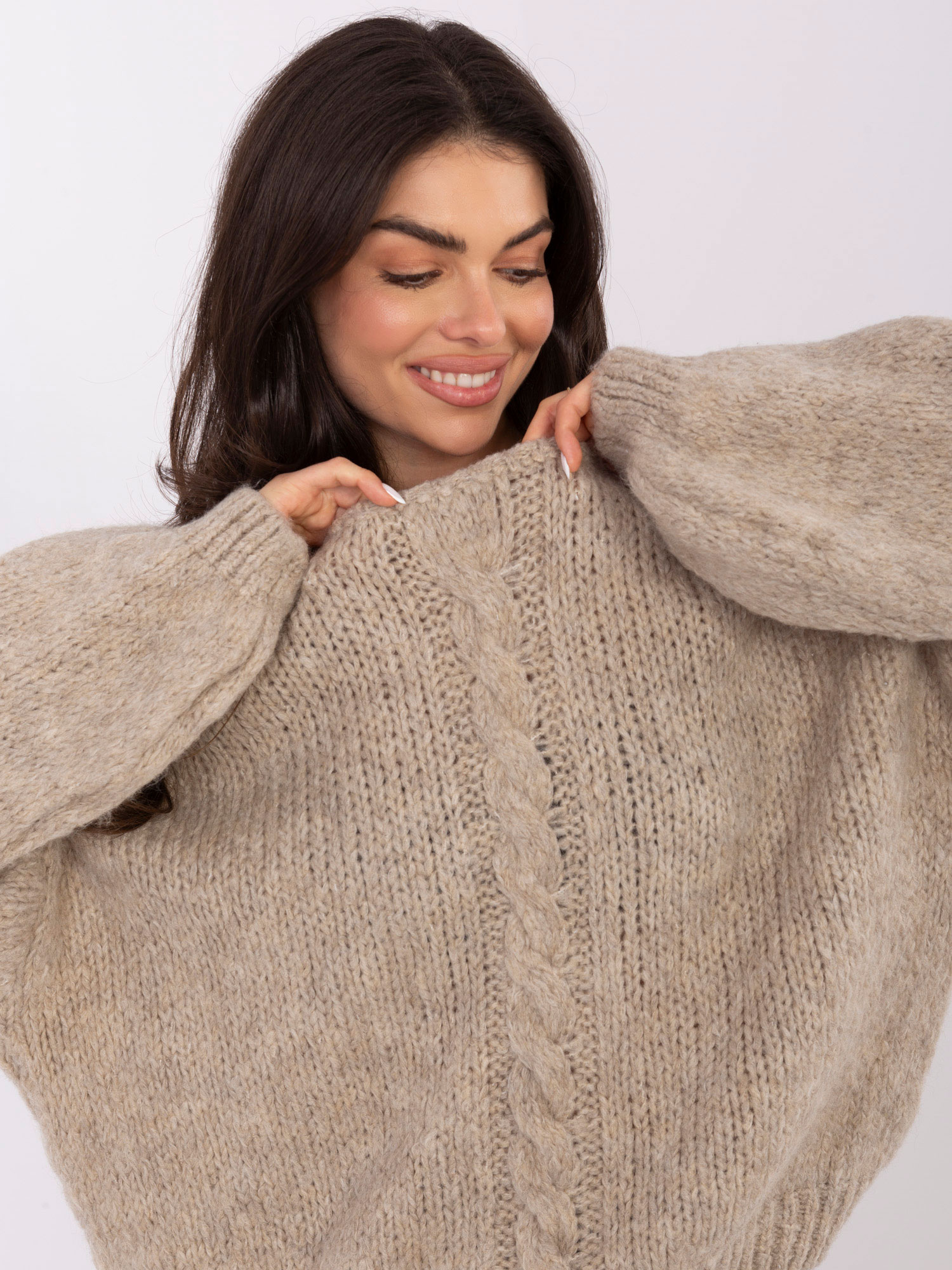 Beżowy sweter oversize w jednolitym kolorze