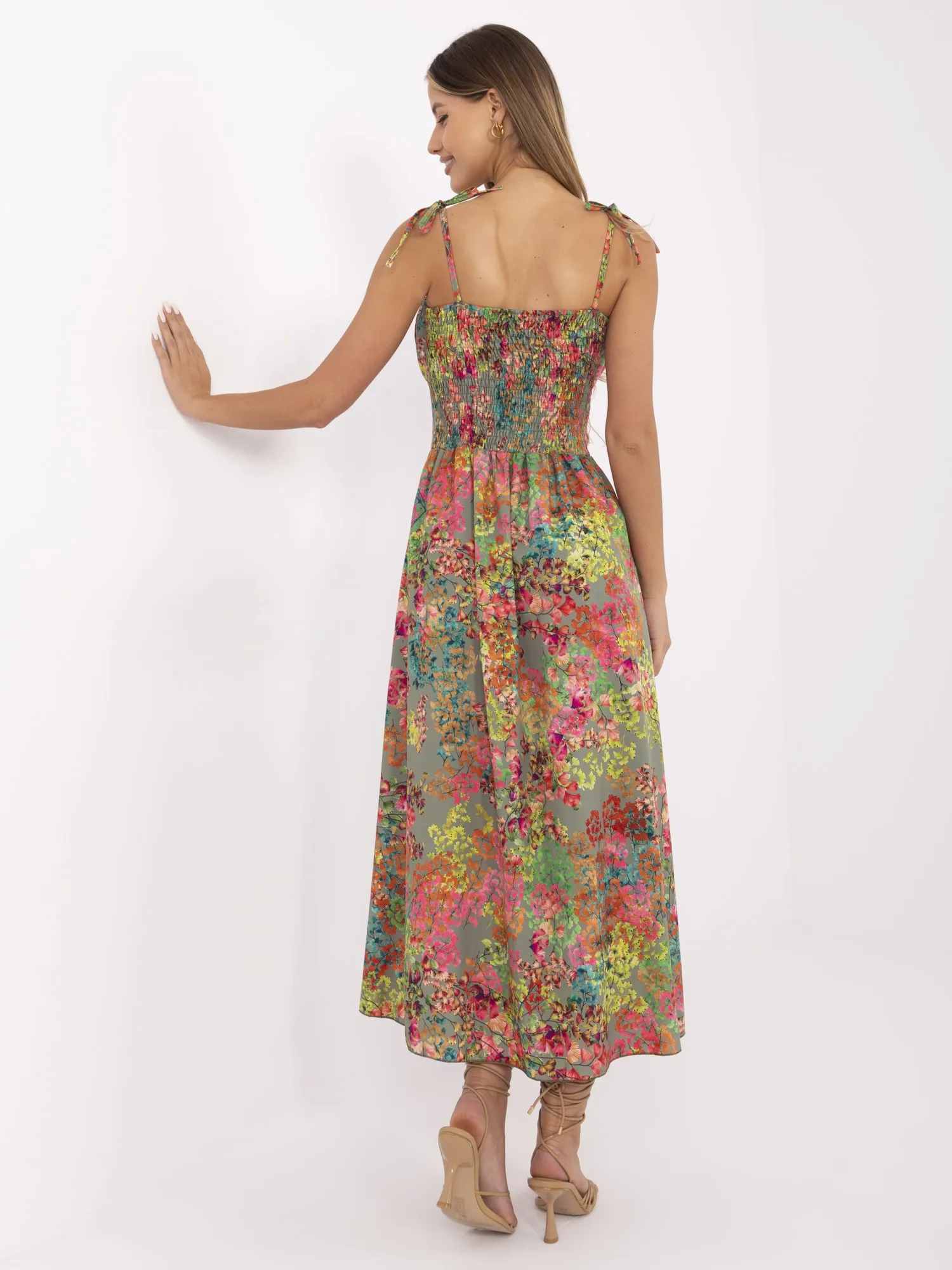 Khaki Kleid mit gebundenen Trägern.