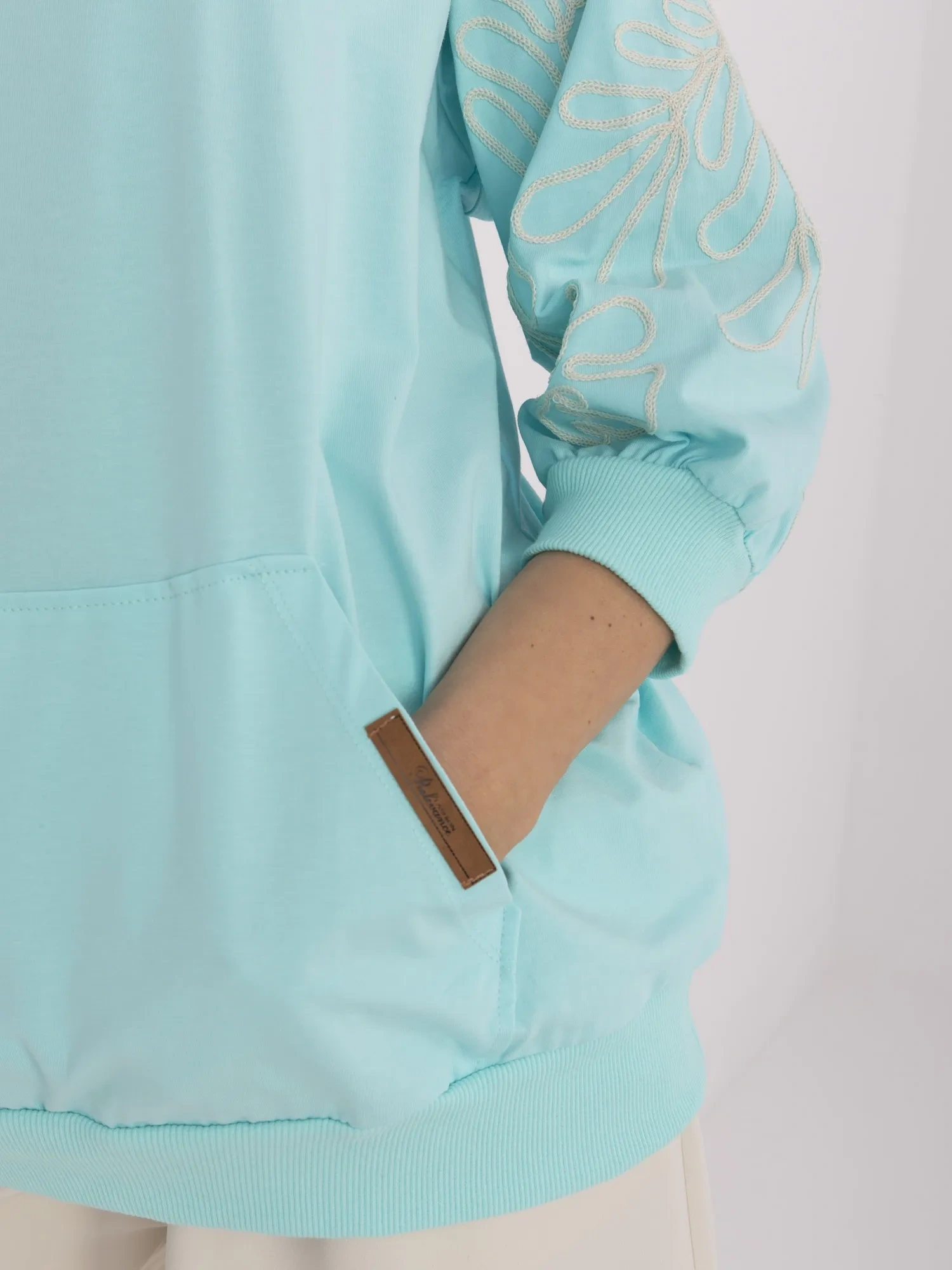 Miętowa damska bluza kangurka z rękawem 3/4 RUE PARIS 