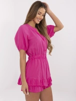 Fuksjowy muślinowy kombinezon o kroju sukienki