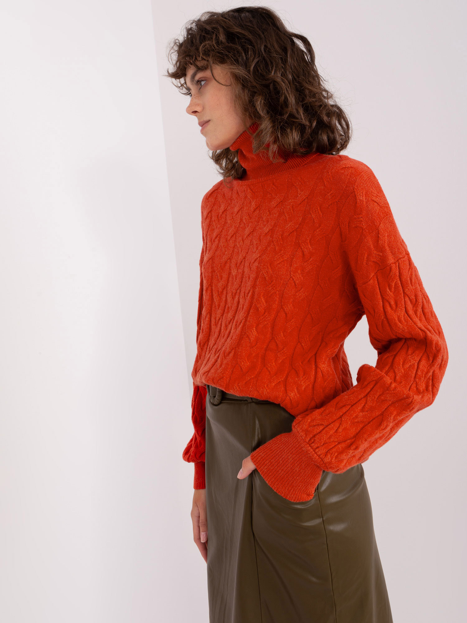 Pomarańczowy sweter golf z warkoczami
