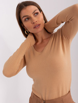 Hurt Camelowy dopasowany sweter w serek