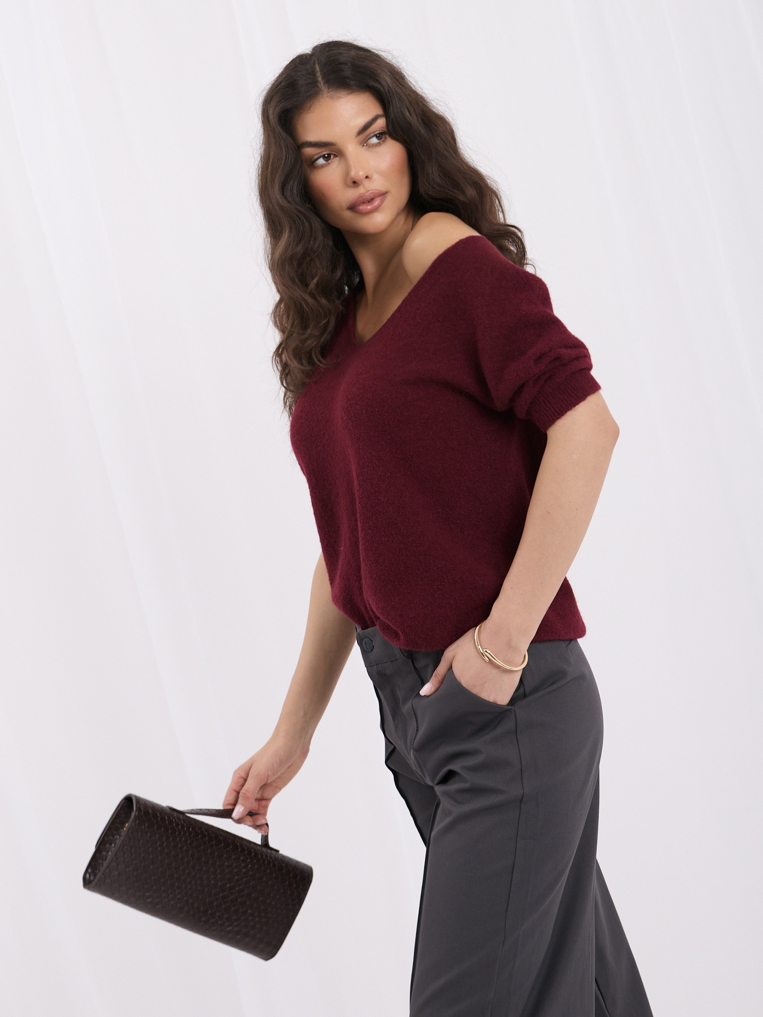 Bordový huňatý základný sveter s krátkym rukávom.