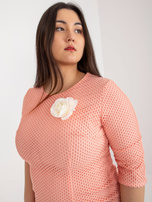 Hurt Brzoskwiniowa prosta sukienka plus size z kwiatem