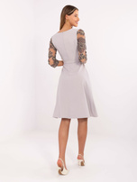 Szara elegancka sukienka z ozdobnymi rękawami 