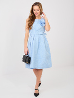 Pastelowa niebieska rozkloszowana sukienka z broszką RUE PARIS