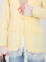 Pastelowa żółta elegancka marynarka z zapięciem na guzik