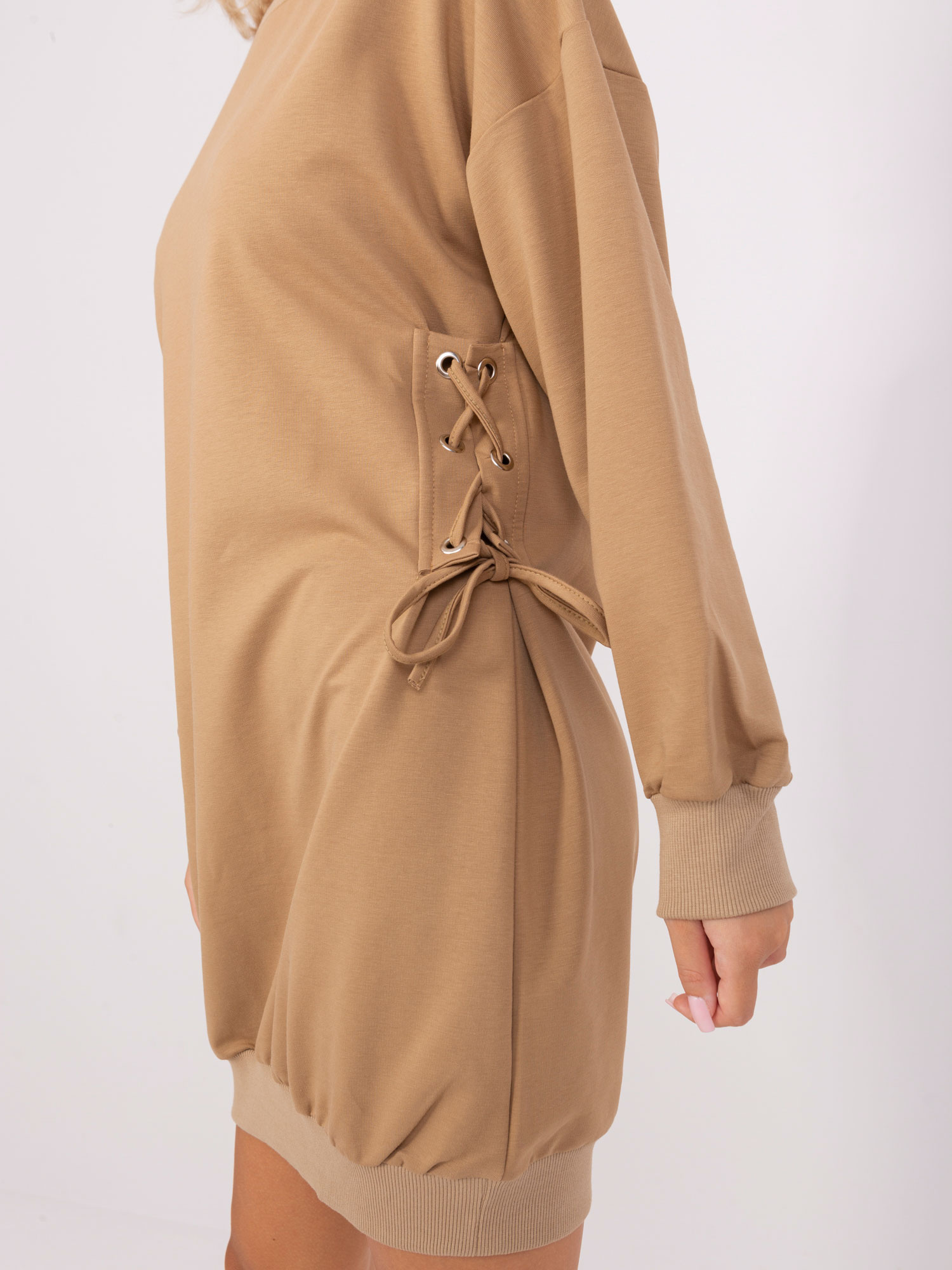 Hurtinė camel spalvos moteriška suknelė su raišteliais.