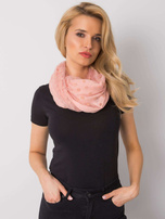 Brudnoróżowa chusta w grochy