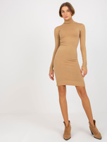 Hurt Camelowa damska sukienka dopasowana z golfem 
