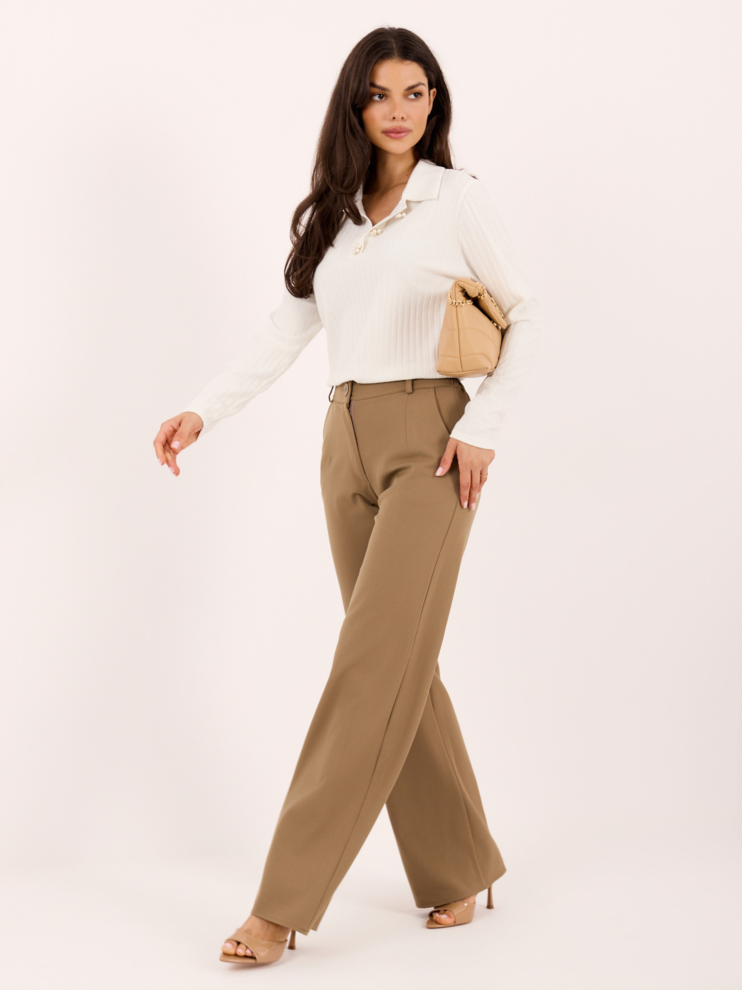 Ecru elegant blouse with a collar.