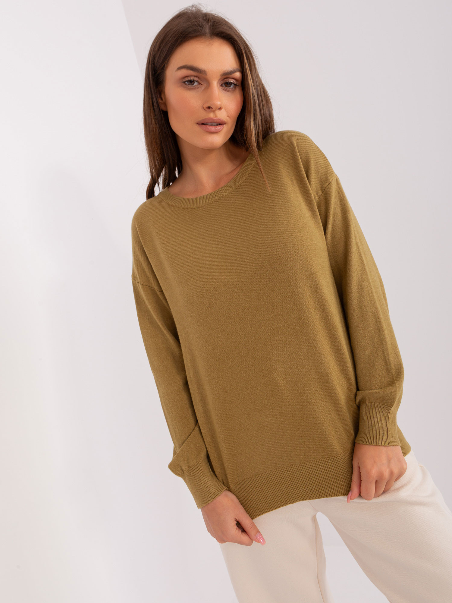 Oliwkowy damski sweter klasyczny z bawełną