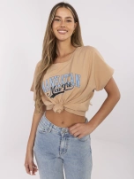 Kamelfarbener Baumwoll-T-Shirt mit Druck.