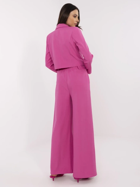 Fuksjowy damski garnitur z krótką marynarką