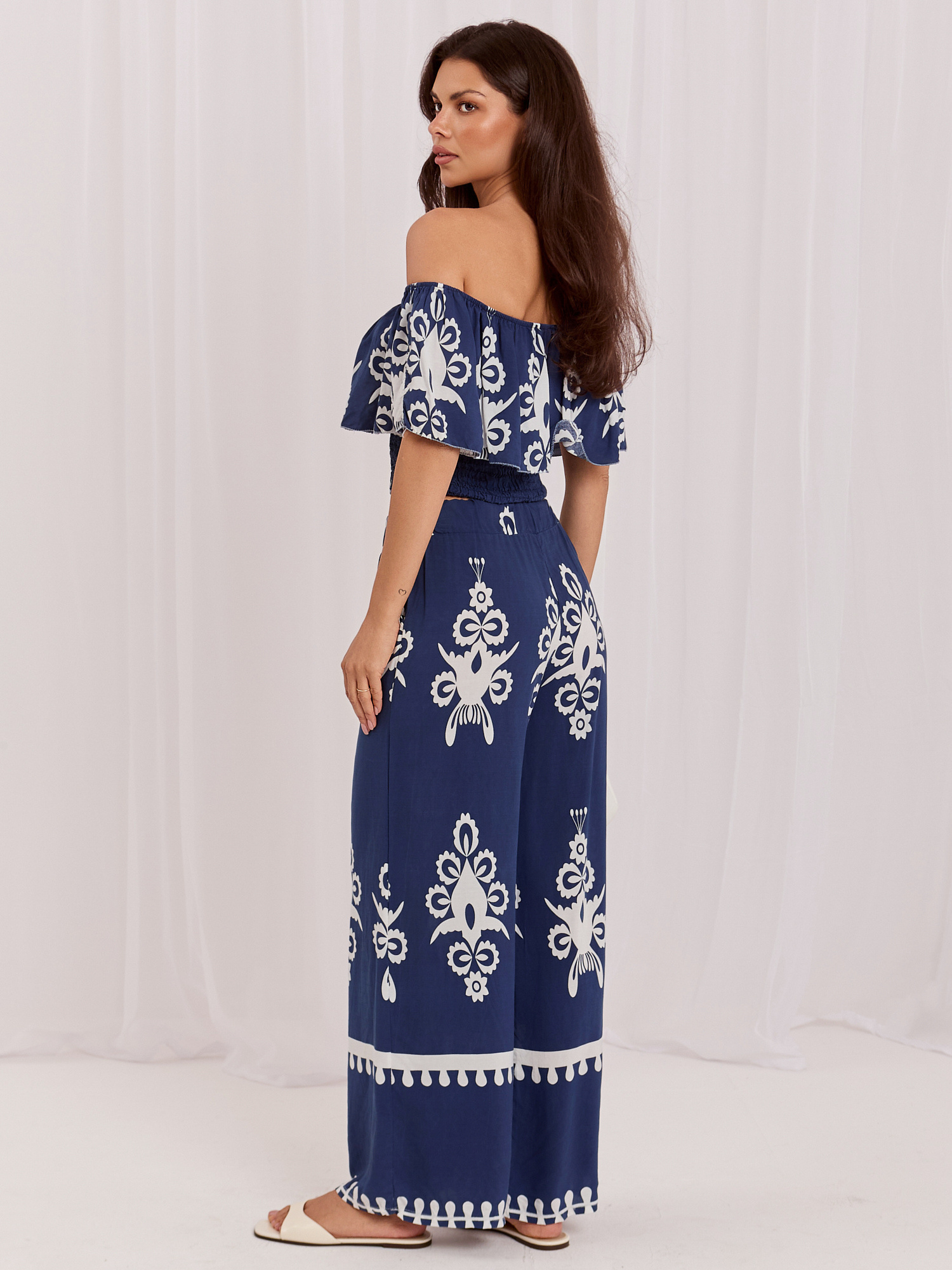 Dunkelblaues Sommer-Set mit Off-Shoulder-Bluse.