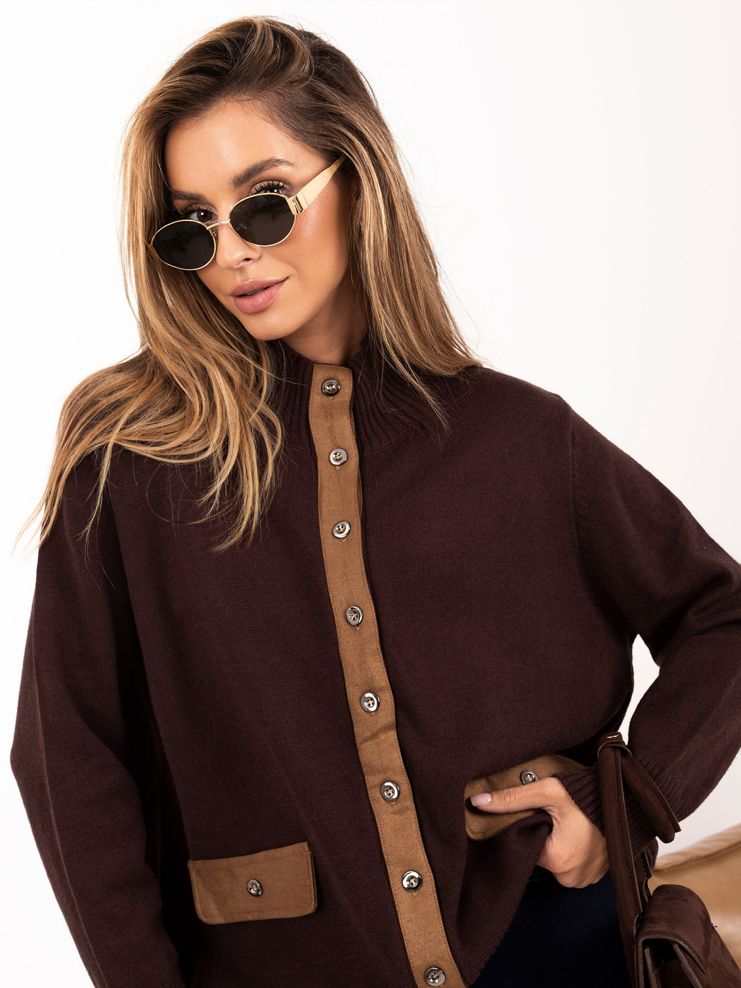 Brauner, offener Pullover mit Wildledereinsatz.