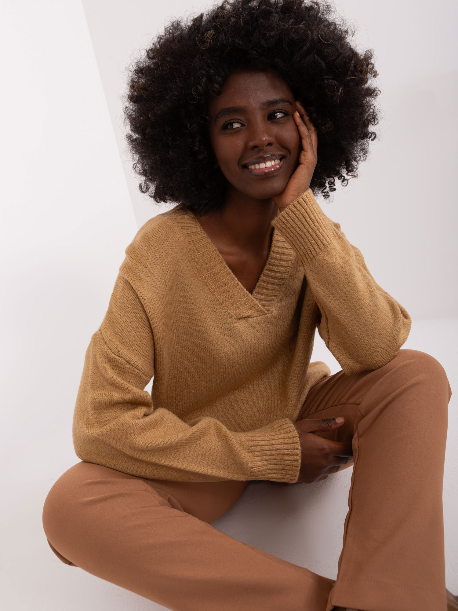 Camel Hurt long classic sweater with ribbing.