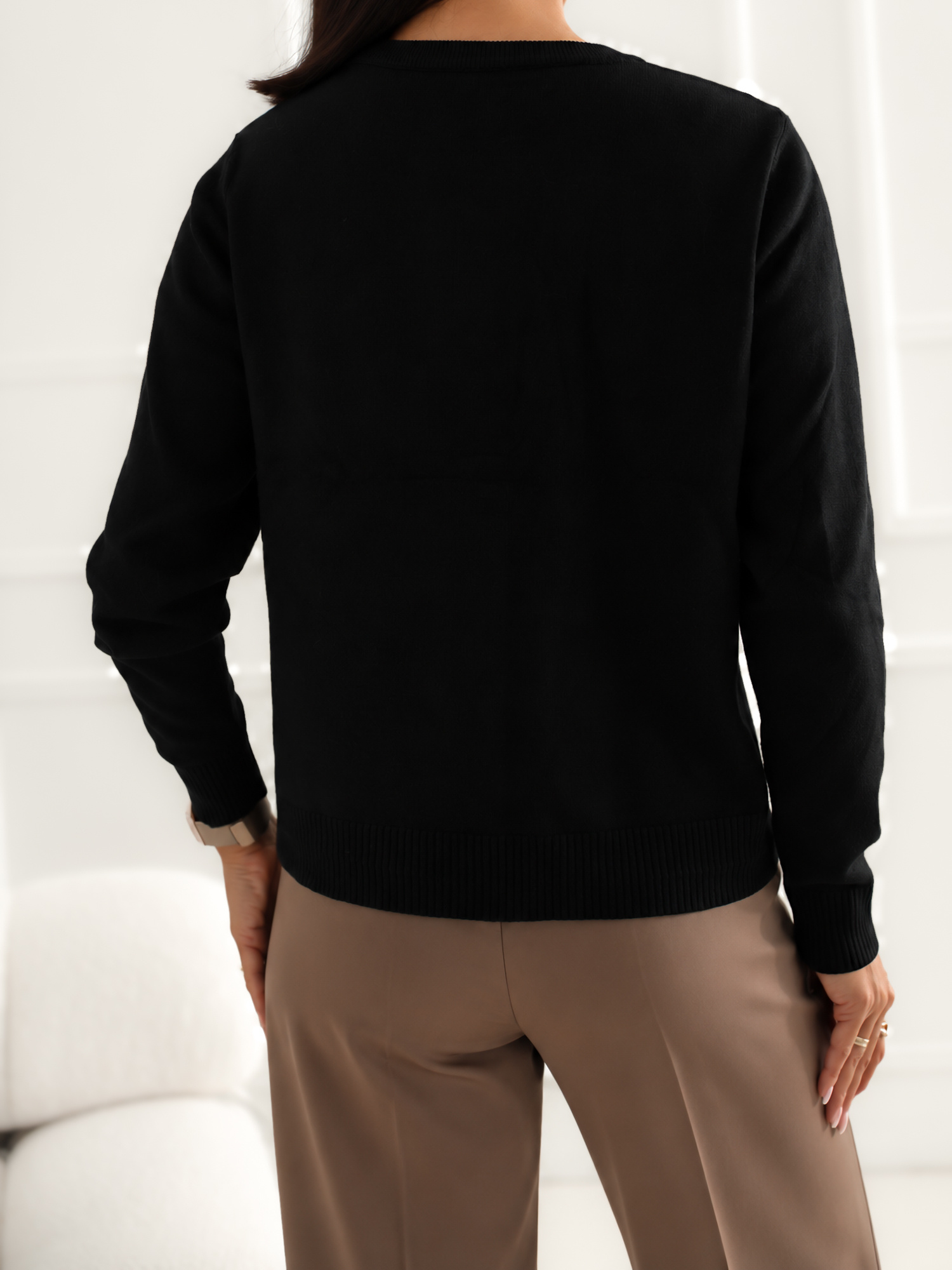 Černý krátký kardigan s výšivkou jezevčíka.