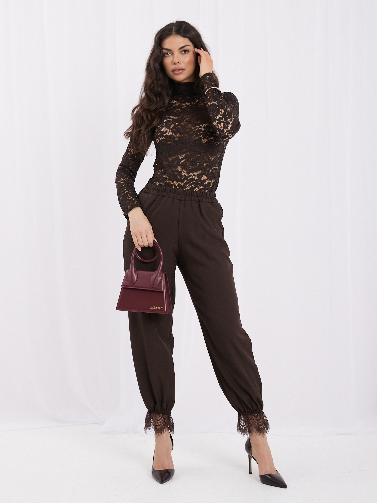 Czekoladowe luźne spodnie z koronkowym wykończeniem