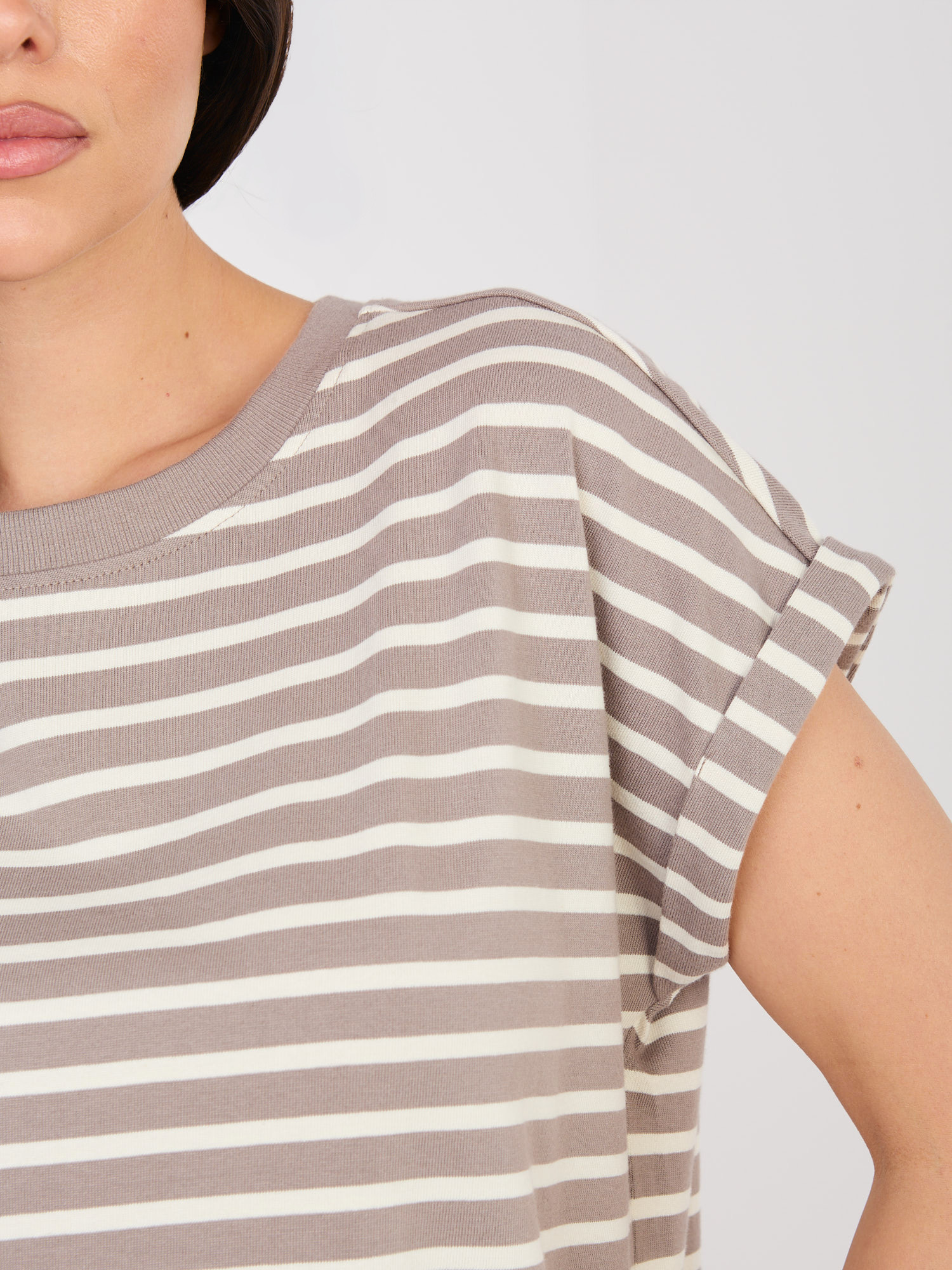 T-shirt ciemny bezowy