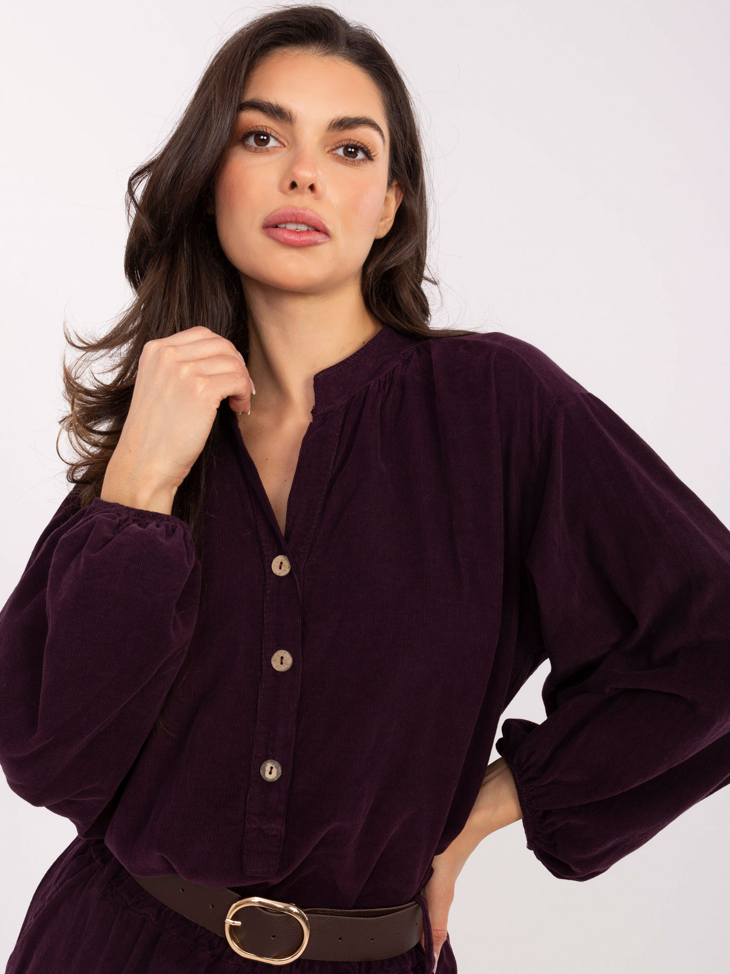 Dunkellila Cordbluse aus dem Set.