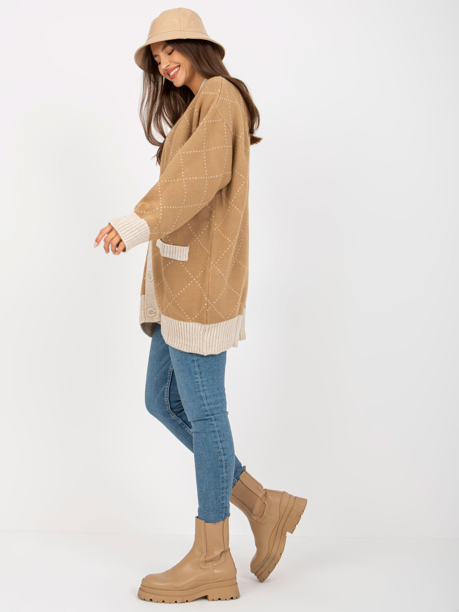 Hurtownia Camelowy sweter rozpinany ze wzorem RUE PARIS 