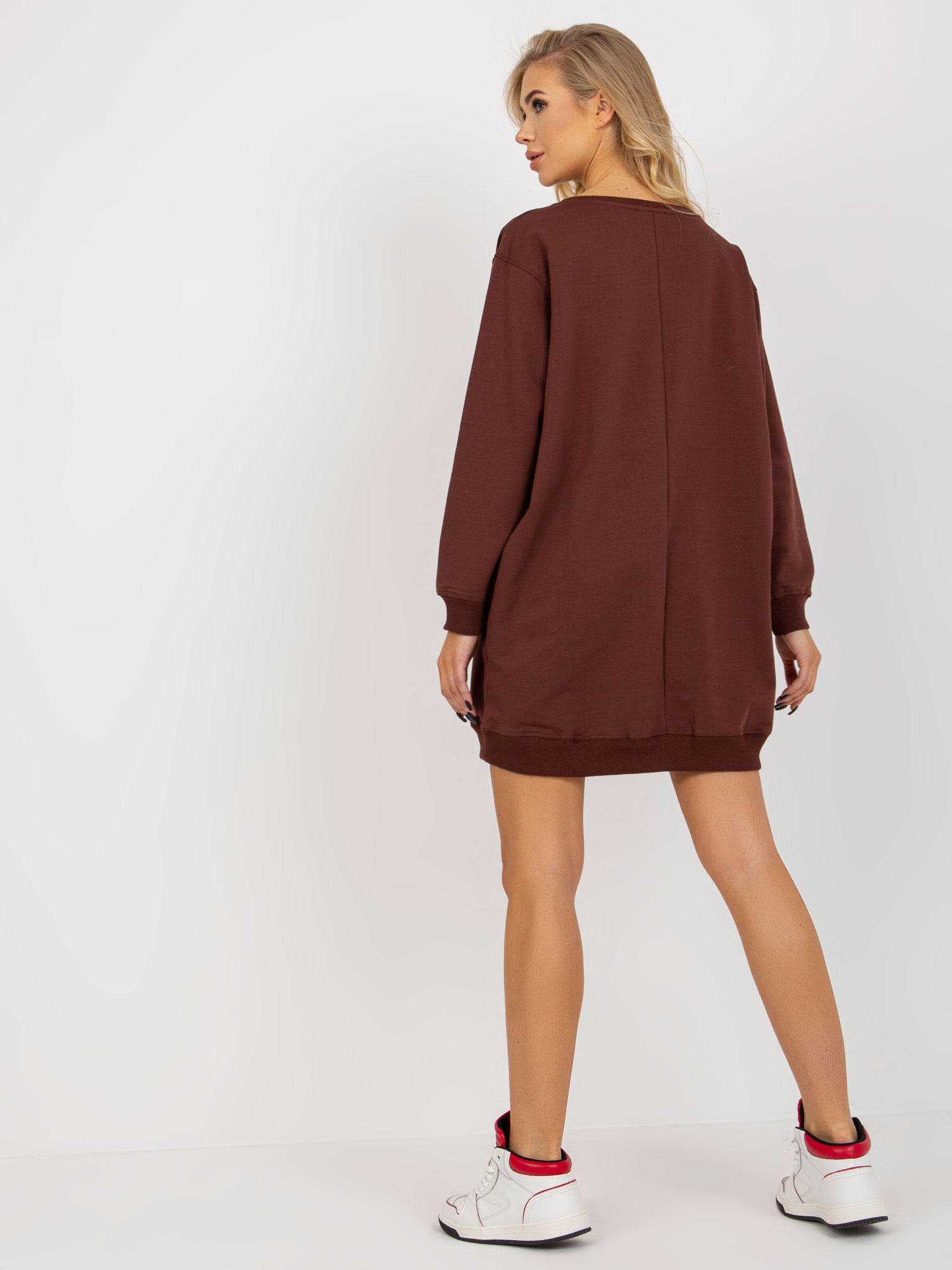 Ciemnobrązowa oversize bluza z nadrukiem i aplikacją