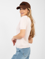 Jasnoróżowy damski sweter o dopasowanym kroju