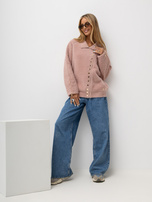 Helle rosa Alpakajacke mit Reißverschlüssen an den Ärmeln.