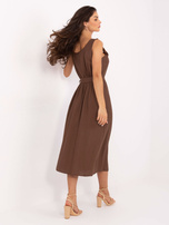 Brown summer dress with decorative buttons.
