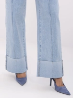 Blaue Damenjeans mit Nähten.