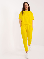 Hurtownia Żółty komplet dresowy z bluzą z naszywką