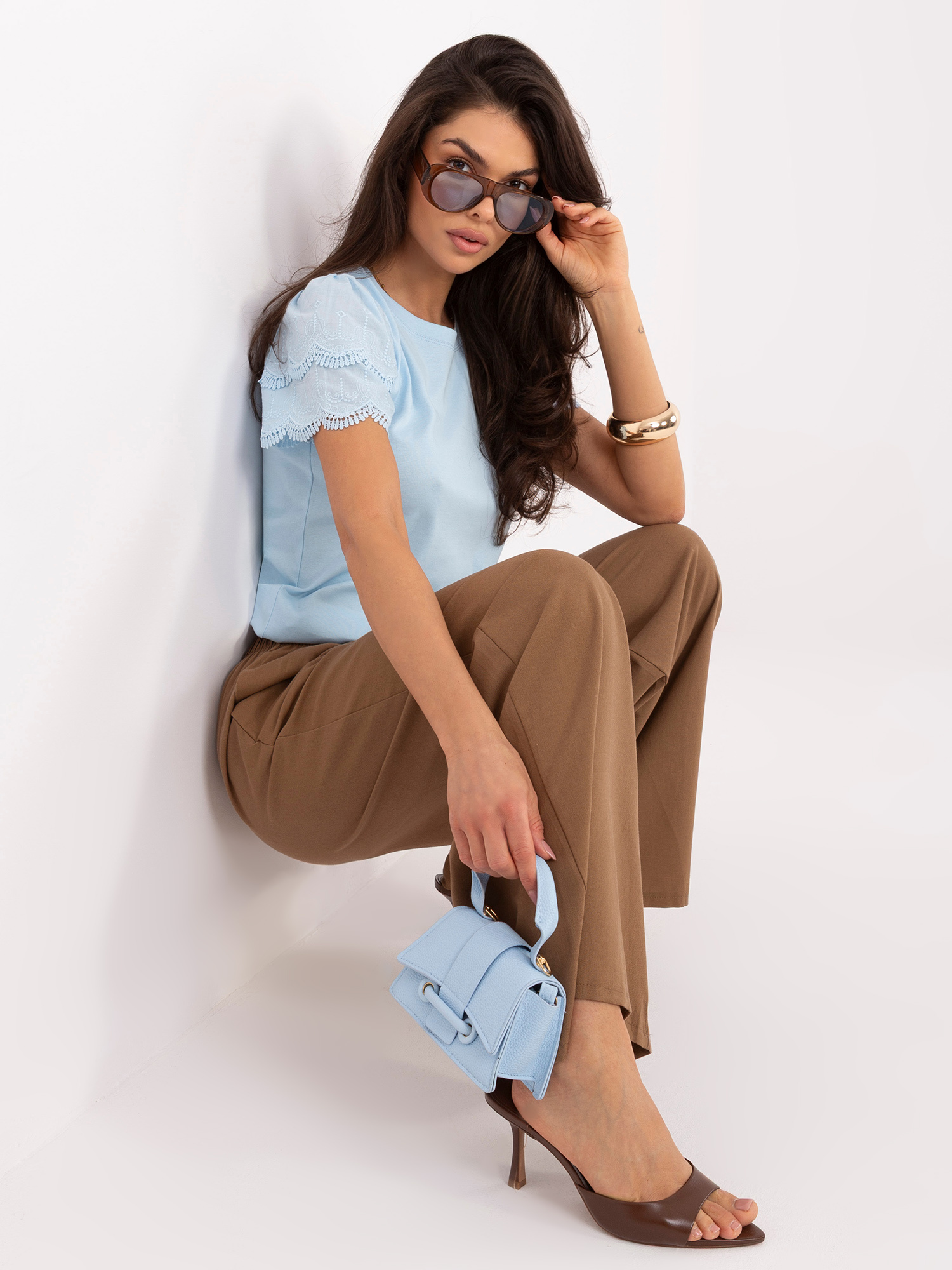 Jasnoniebieska bluzka boho z ozdobną koronką