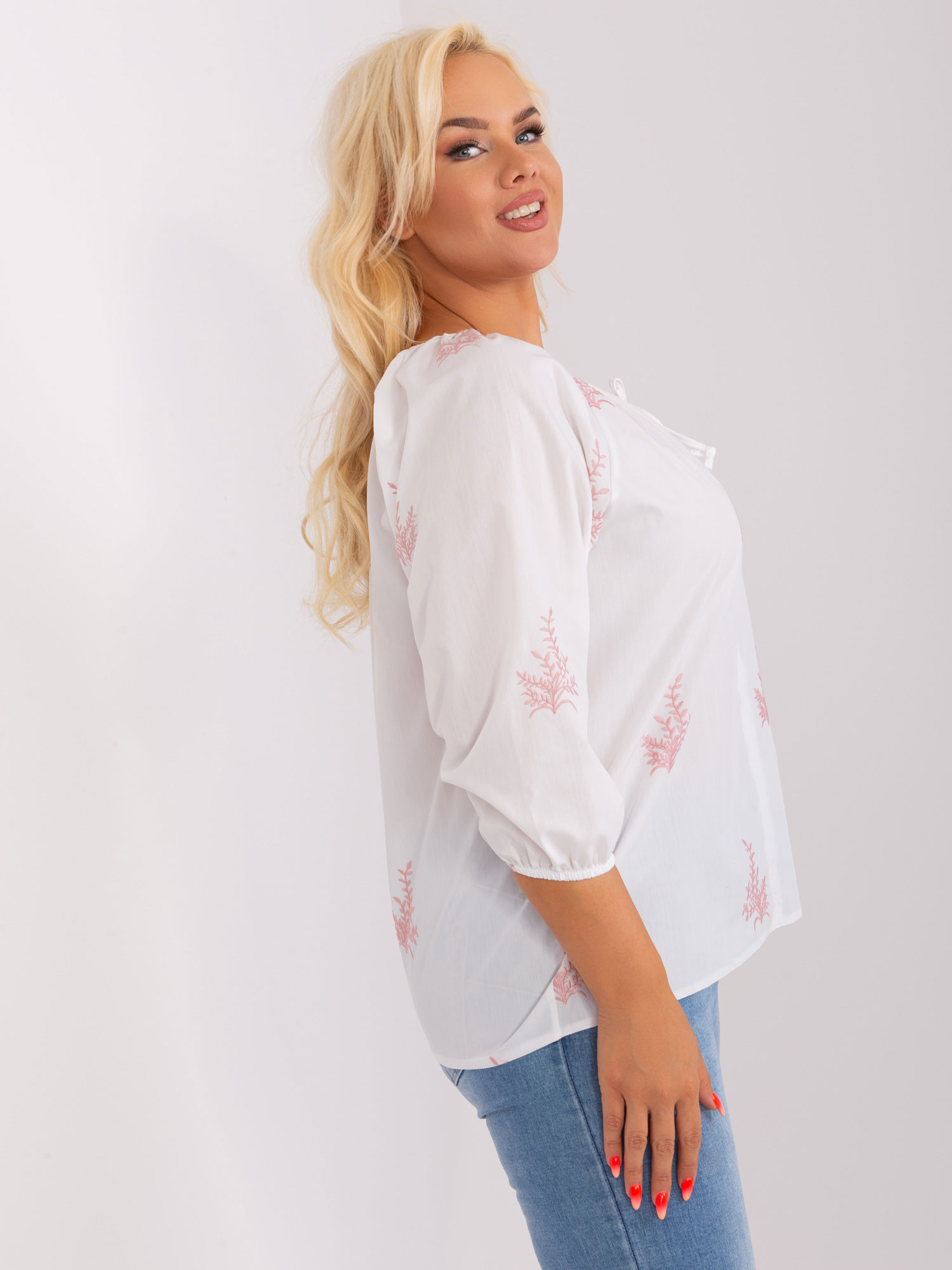 Biało-bródnoróżowa bluzka plus size we wzory