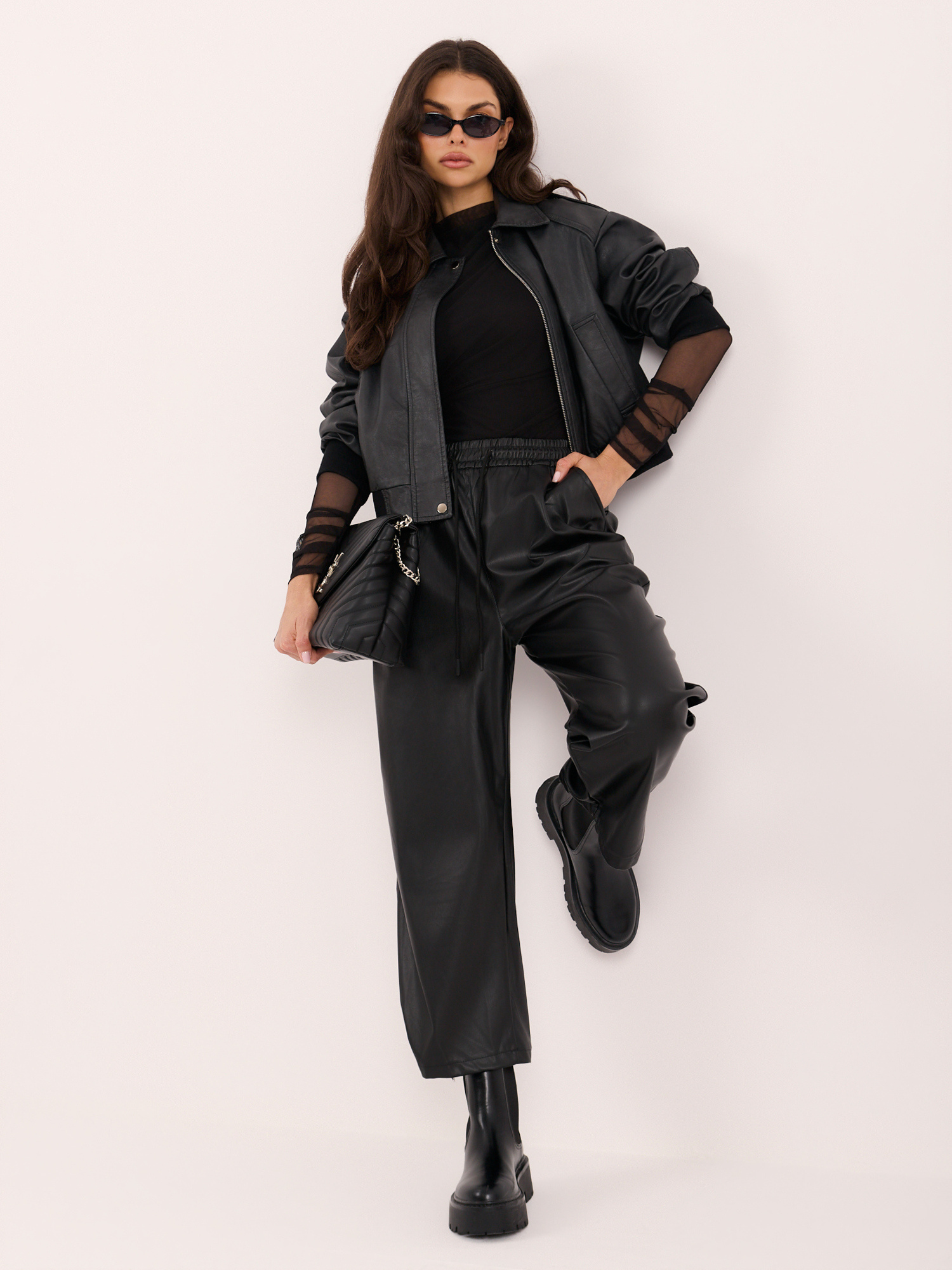 Černé dámské kalhoty z ekologické kůže s vázáním.