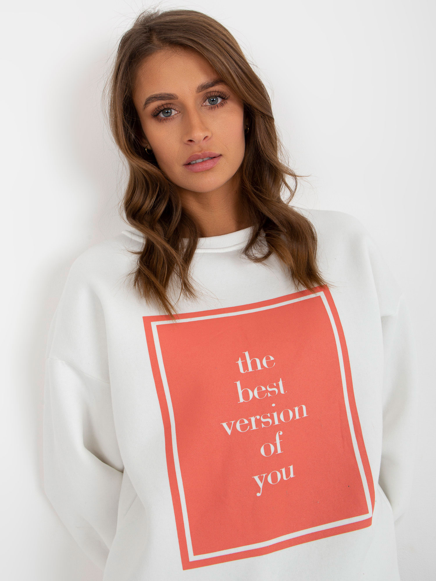 Ecru ocieplana bluza oversize z nadrukiem
