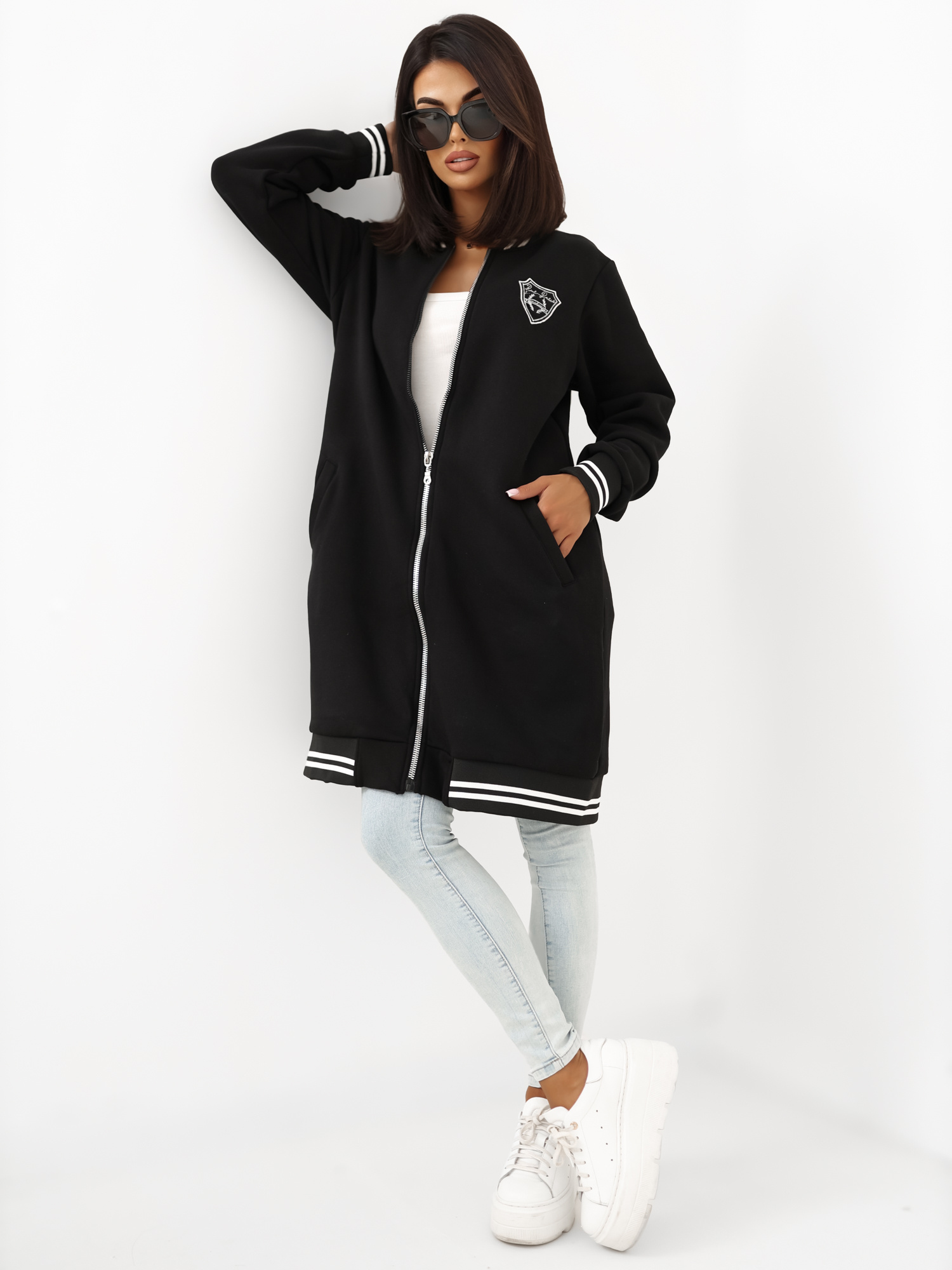 Schwarzer langer Reißverschluss-Pullover mit dem Aufnäher Lucia RUE PARIS.