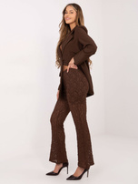 Brązowe spodnie z lekko rozszerzaną nogawką