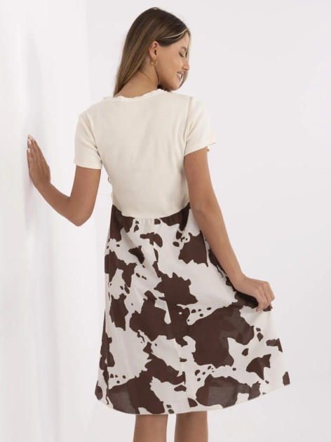 Jasnobeżowa letnia sukienka w zwierzęcy wzór